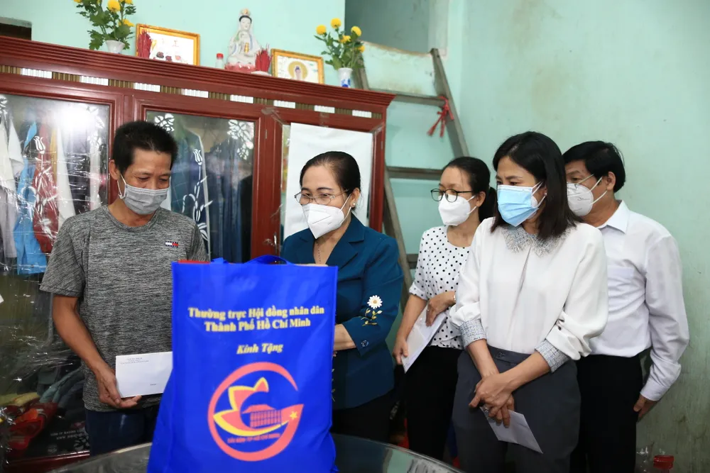 Chủ tịch HĐND TPHCM Nguyễn Thị Lệ thăm, động viên trẻ em mồ côi vì Covid-19 ảnh 2