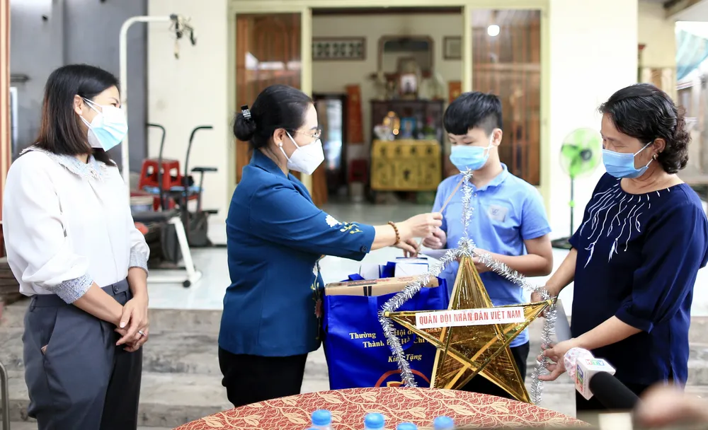 Chủ tịch HĐND TPHCM Nguyễn Thị Lệ thăm, động viên trẻ em mồ côi vì Covid-19 ảnh 3