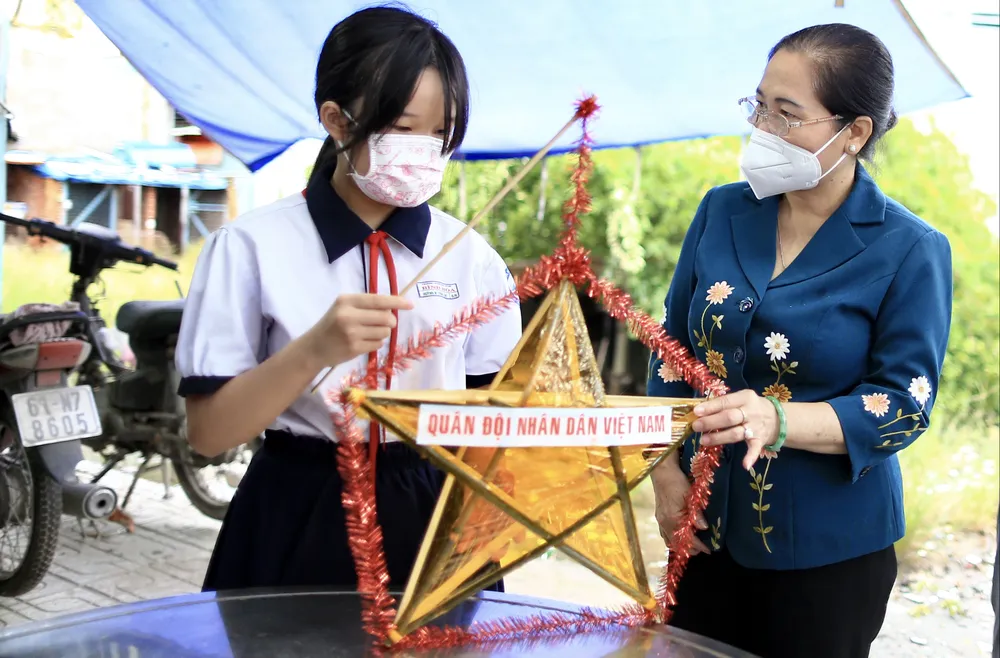 Chủ tịch HĐND TPHCM Nguyễn Thị Lệ thăm, động viên trẻ em mồ côi vì Covid-19 ảnh 6