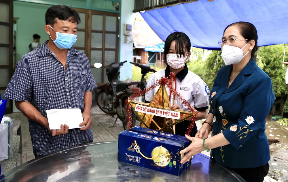 Chủ tịch HĐND TPHCM Nguyễn Thị Lệ thăm, động viên trẻ em mồ côi vì Covid-19 ảnh 7