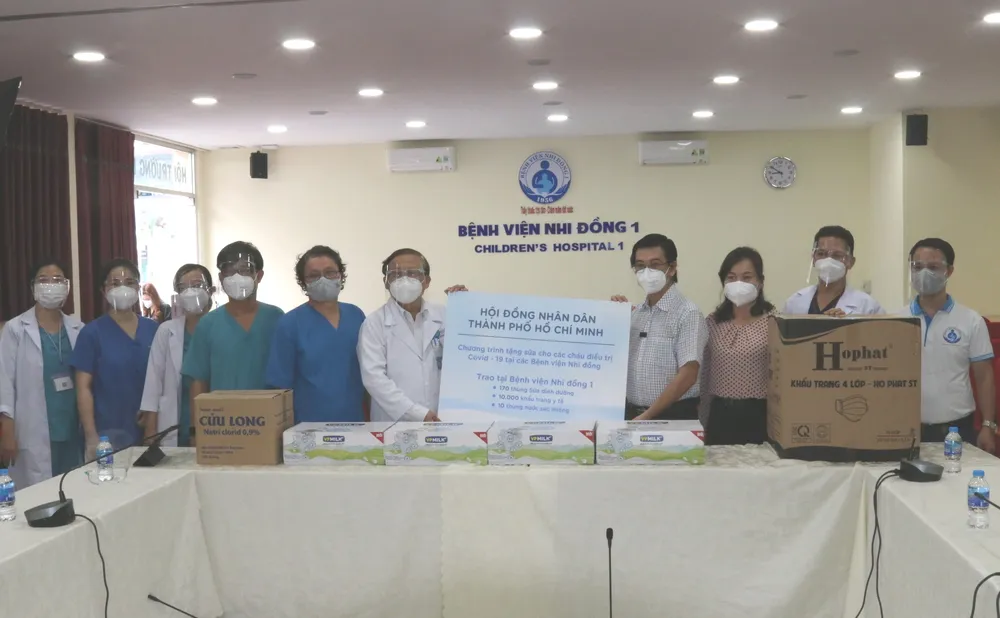 Chủ tịch HĐND TPHCM Nguyễn Thị Lệ tặng sữa cho trẻ em mắc Covid-19 ảnh 6