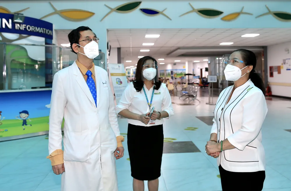 Chủ tịch HĐND TPHCM Nguyễn Thị Lệ tặng sữa cho trẻ em mắc Covid-19 ảnh 1