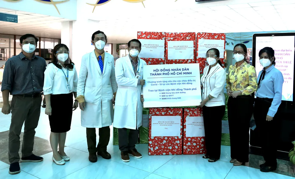 Chủ tịch HĐND TPHCM Nguyễn Thị Lệ tặng sữa cho trẻ em mắc Covid-19 ảnh 3