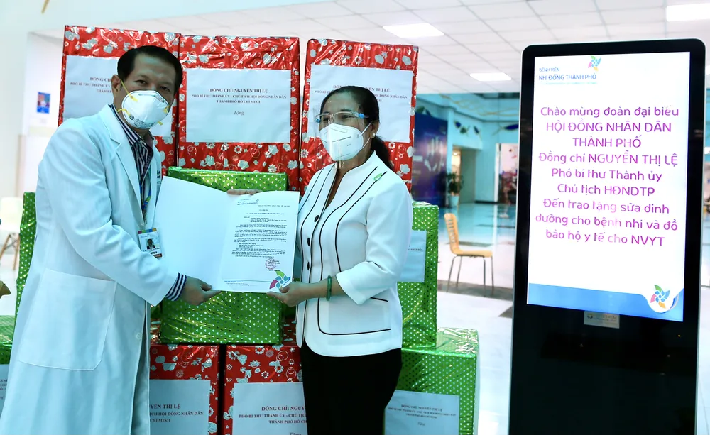 Chủ tịch HĐND TPHCM Nguyễn Thị Lệ tặng sữa cho trẻ em mắc Covid-19 ảnh 5