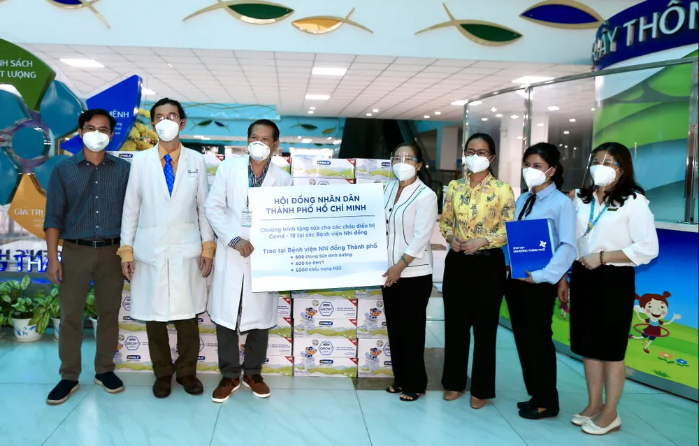 Chủ tịch HĐND TPHCM Nguyễn Thị Lệ tặng sữa cho trẻ em mắc Covid-19 ảnh 2