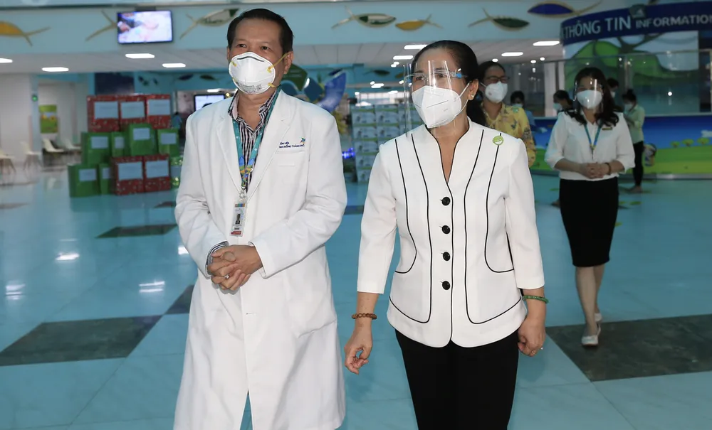 Chủ tịch HĐND TPHCM Nguyễn Thị Lệ tặng sữa cho trẻ em mắc Covid-19 ảnh 4