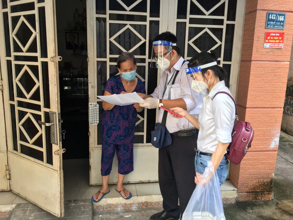 TPHCM: Các phường, xã, thị trấn đồng loạt chi hỗ trợ đợt 3 cho người dân ảnh 2