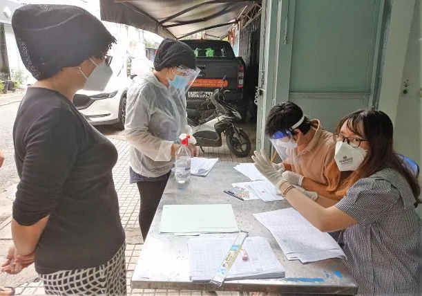 TPHCM: Các phường, xã, thị trấn đồng loạt chi hỗ trợ đợt 3 cho người dân ảnh 7