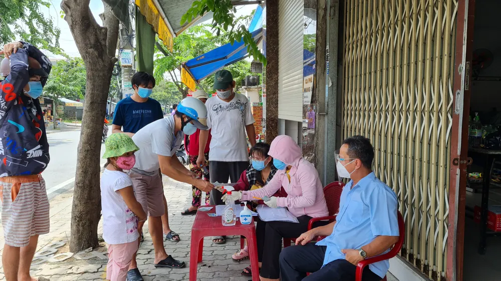 Đến 19 giờ ngày 2-10, gần 270.000 người dân TPHCM đã nhận hỗ trợ đợt 3 ảnh 1