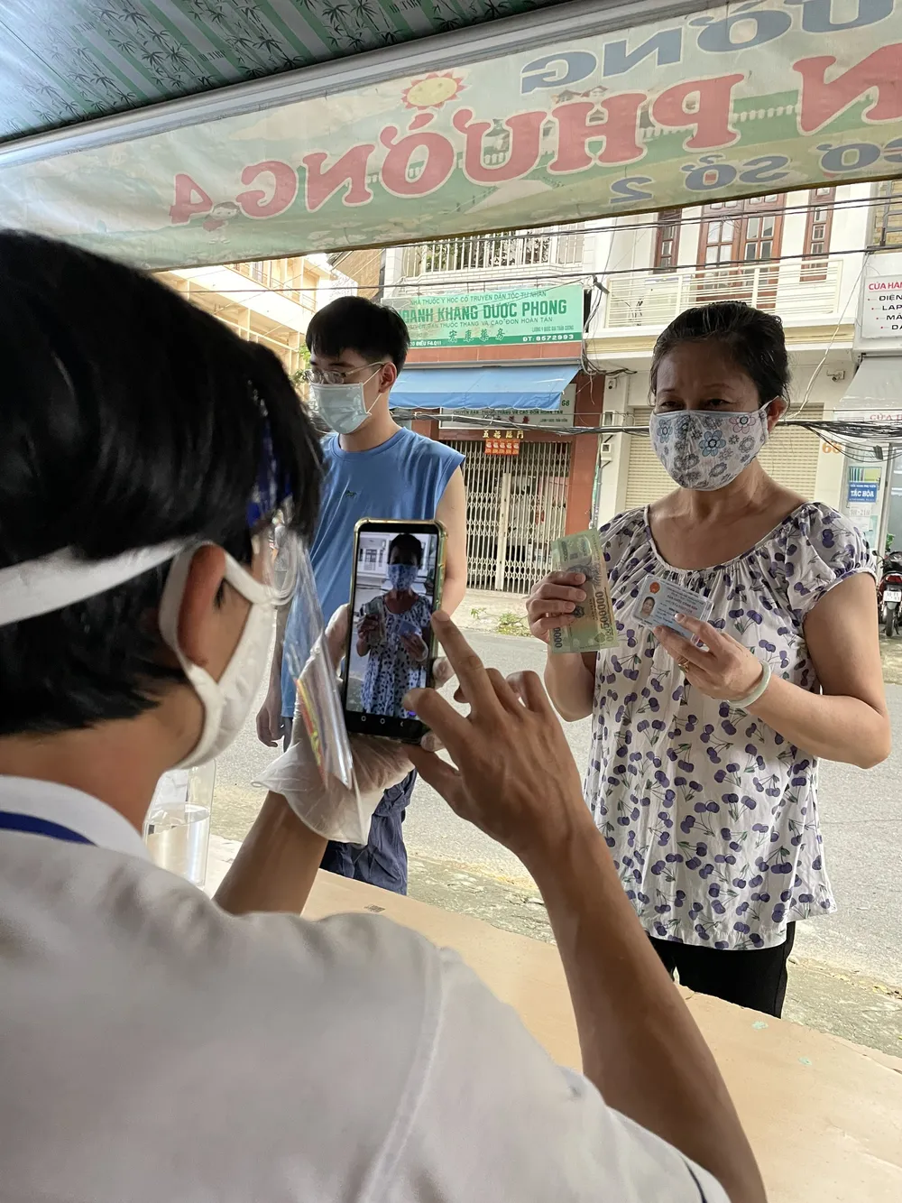 Tính đến 19 giờ ngày 3-10, hơn 806.000 người dân đã nhận được hỗ trợ đợt 3 ảnh 2