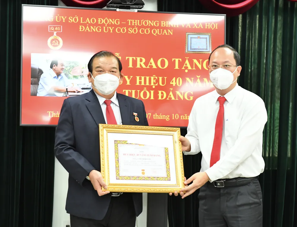 Giám đốc Sở LĐTB-XH TPHCM Lê Minh Tấn nhận Huy hiệu 40 năm tuổi Đảng ảnh 1