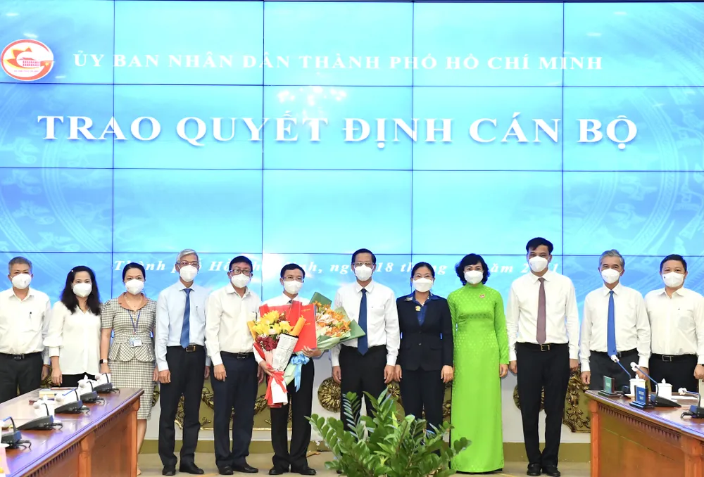 Đồng chí Đặng Quốc Toàn giữ chức vụ Chánh Văn phòng UBND TPHCM  ảnh 6
