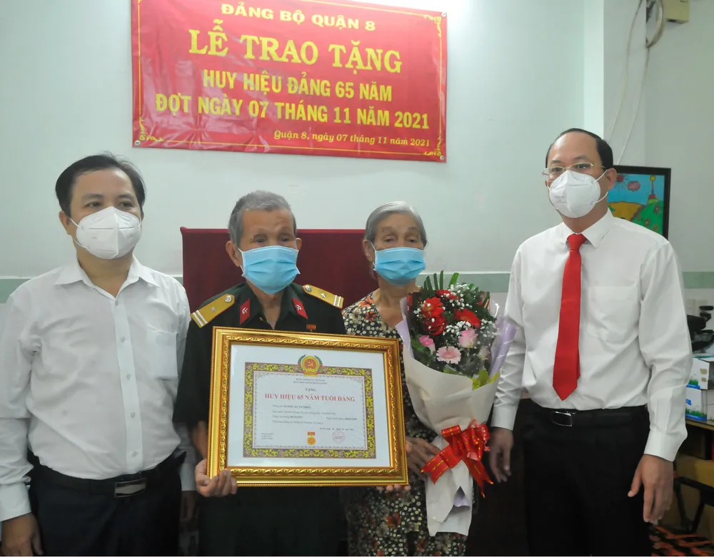 Phó Bí thư Thành ủy TPHCM Nguyễn Hồ Hải trao Huy hiệu Đảng tại nhà cho các đảng viên cao tuổi Đảng ảnh 6