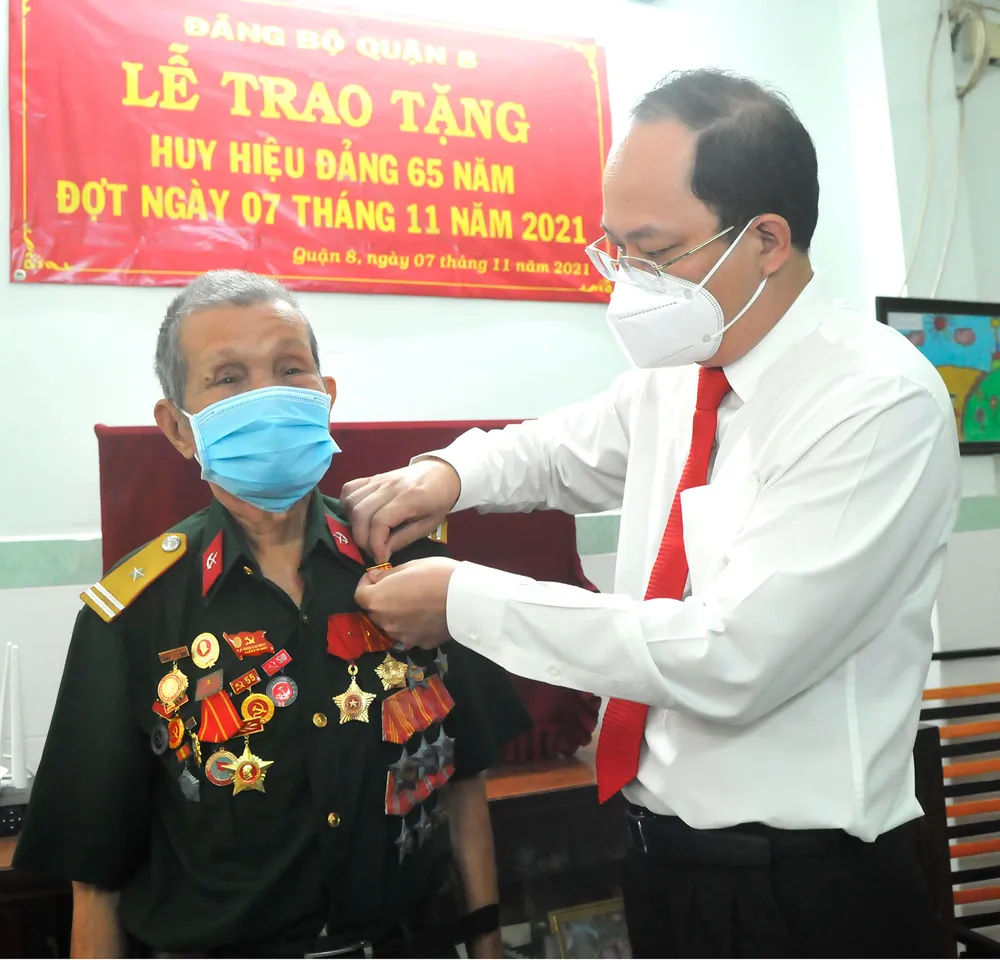 Phó Bí thư Thành ủy TPHCM Nguyễn Hồ Hải trao Huy hiệu Đảng tại nhà cho các đảng viên cao tuổi Đảng ảnh 5