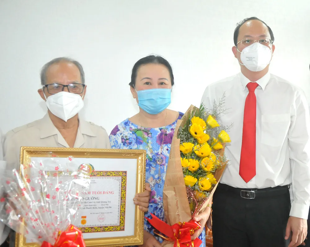 Phó Bí thư Thành ủy TPHCM Nguyễn Hồ Hải trao Huy hiệu Đảng tại nhà cho các đảng viên cao tuổi Đảng ảnh 2