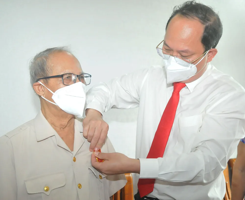 Phó Bí thư Thành ủy TPHCM Nguyễn Hồ Hải trao Huy hiệu Đảng tại nhà cho các đảng viên cao tuổi Đảng ảnh 1