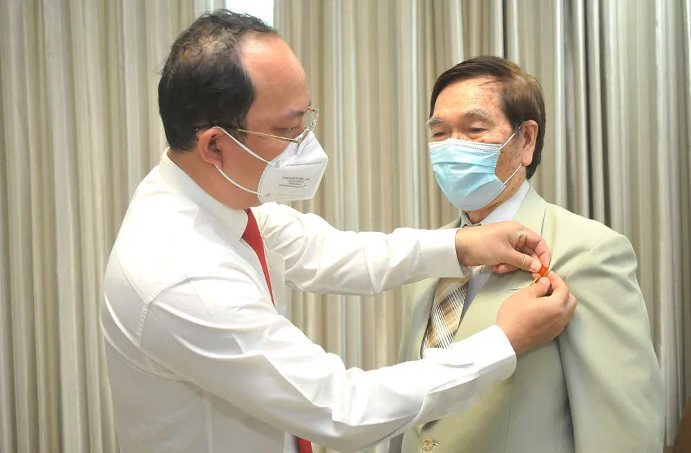 Phó Bí thư Thành ủy TPHCM Nguyễn Hồ Hải trao Huy hiệu Đảng tại nhà cho các đảng viên cao tuổi Đảng ảnh 3