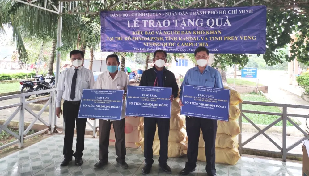TPHCM trao 1,5 tỷ đồng hỗ trợ kiều bào  và người dân Campuchia bị ảnh hưởng bởi dịch Covid-19 ảnh 1