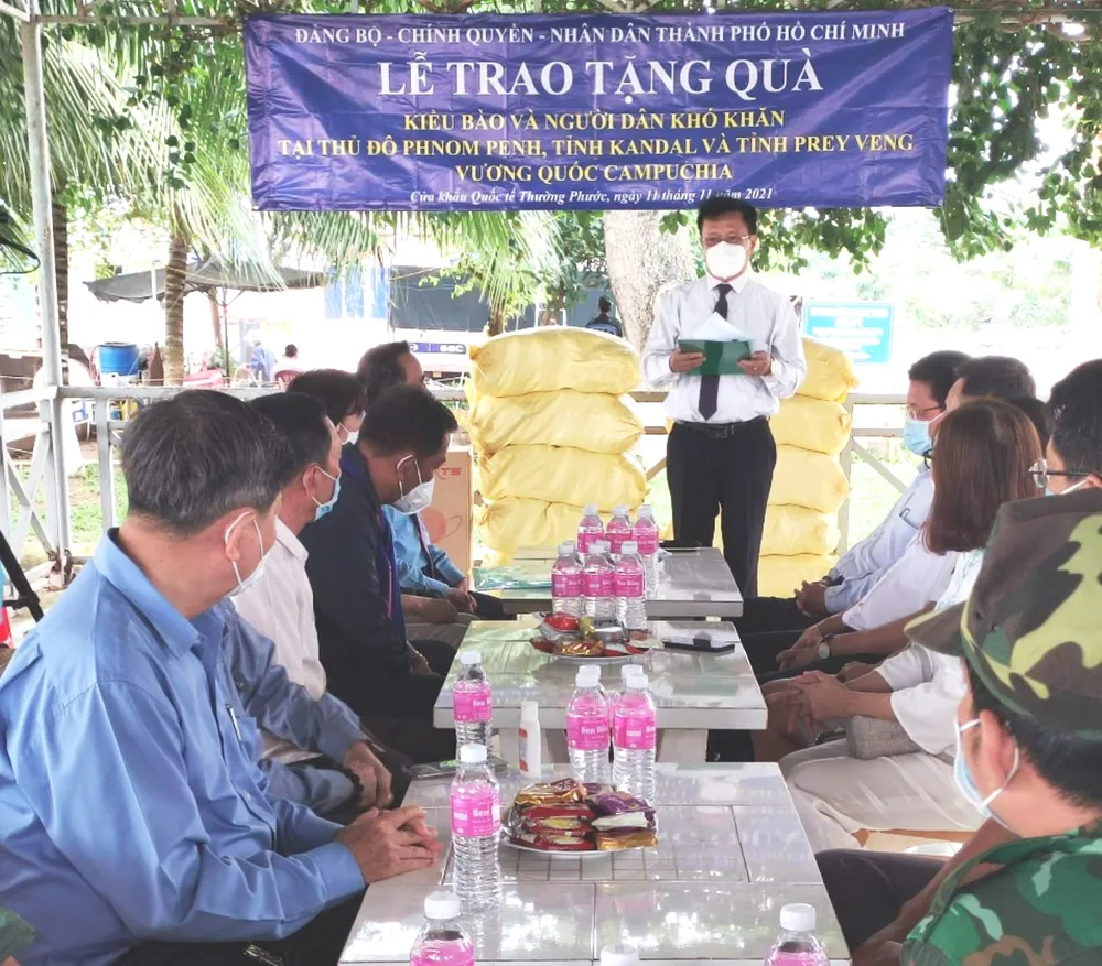 TPHCM trao 1,5 tỷ đồng hỗ trợ kiều bào  và người dân Campuchia bị ảnh hưởng bởi dịch Covid-19 ảnh 2