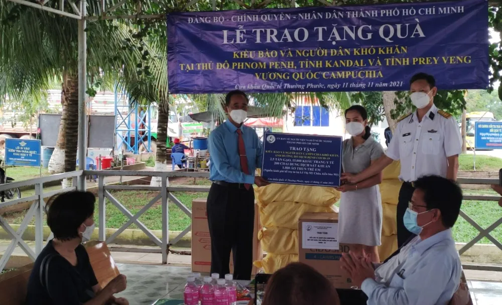 TPHCM trao 1,5 tỷ đồng hỗ trợ kiều bào  và người dân Campuchia bị ảnh hưởng bởi dịch Covid-19 ảnh 3