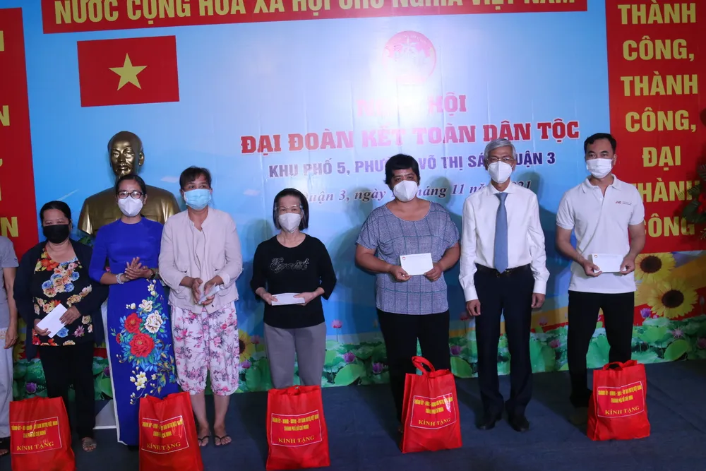 Phó Chủ tịch UBND TPHCM Võ Văn Hoan: Đoàn kết, ra sức lao động để phục hồi kinh tế ảnh 4