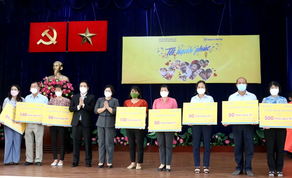 Tặng quà Tết tới 1.300 trẻ em mồ côi, trẻ có hoàn cảnh khó khăn tại TPHCM  ảnh 1