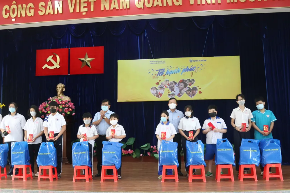 Tặng quà Tết tới 1.300 trẻ em mồ côi, trẻ có hoàn cảnh khó khăn tại TPHCM  ảnh 2