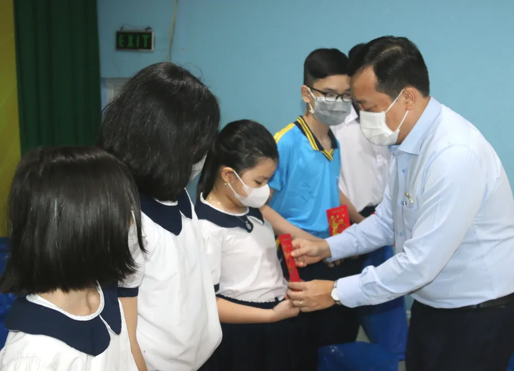 Tặng quà Tết tới 1.300 trẻ em mồ côi, trẻ có hoàn cảnh khó khăn tại TPHCM  ảnh 3