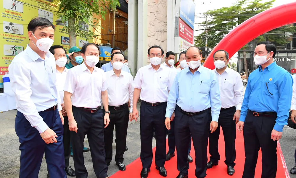 Chủ tịch nước Nguyễn Xuân Phúc trao quà tết tới công nhân ở TP Thủ Đức (TPHCM) ảnh 1