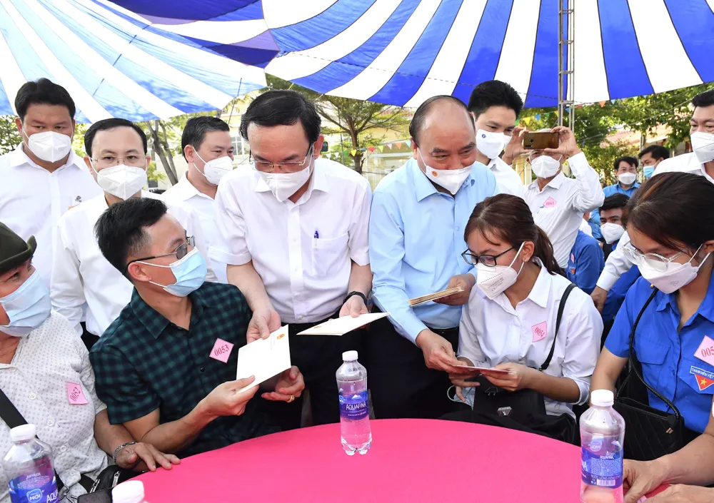 Chủ tịch nước Nguyễn Xuân Phúc trao quà tết tới công nhân ở TP Thủ Đức (TPHCM) ảnh 3