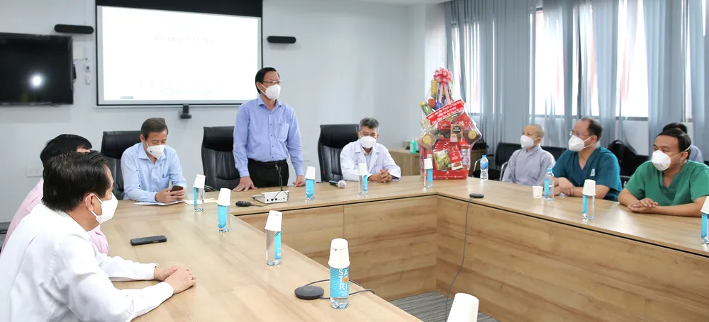 Chủ tịch UBND TPHCM Phan Văn Mãi: Thành phố tri ân sự đóng góp của y bác sĩ, tình nguyện viên ảnh 2