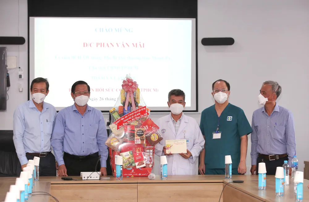 Chủ tịch UBND TPHCM Phan Văn Mãi: Thành phố tri ân sự đóng góp của y bác sĩ, tình nguyện viên ảnh 1