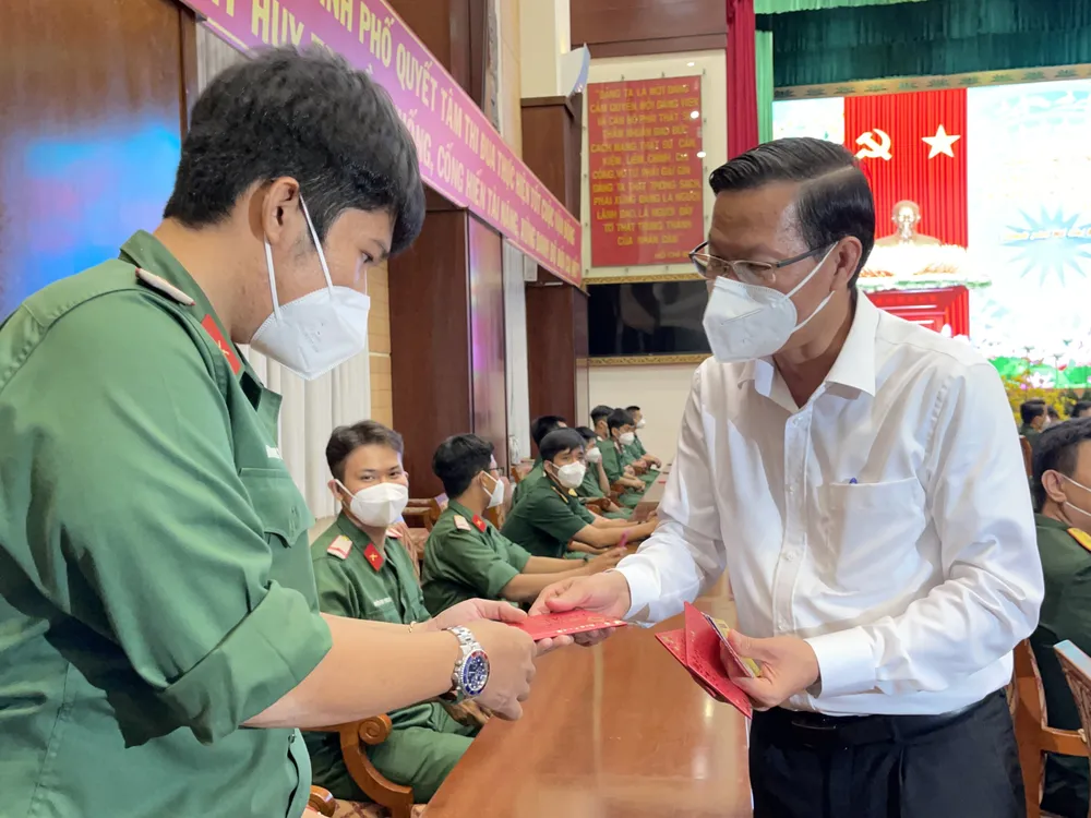 Bí thư Thành ủy TPHCM Nguyễn Văn Nên chúc tết quân đội, công an trong đêm giao thừa ảnh 3