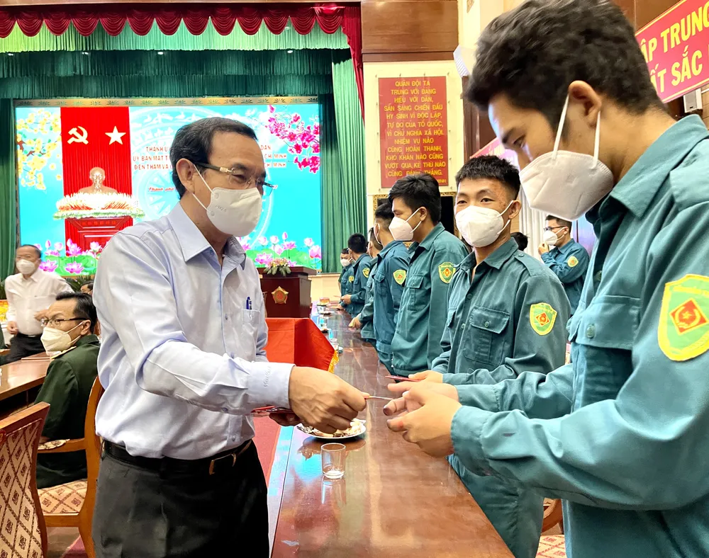 Bí thư Thành ủy TPHCM Nguyễn Văn Nên chúc tết quân đội, công an trong đêm giao thừa ảnh 2