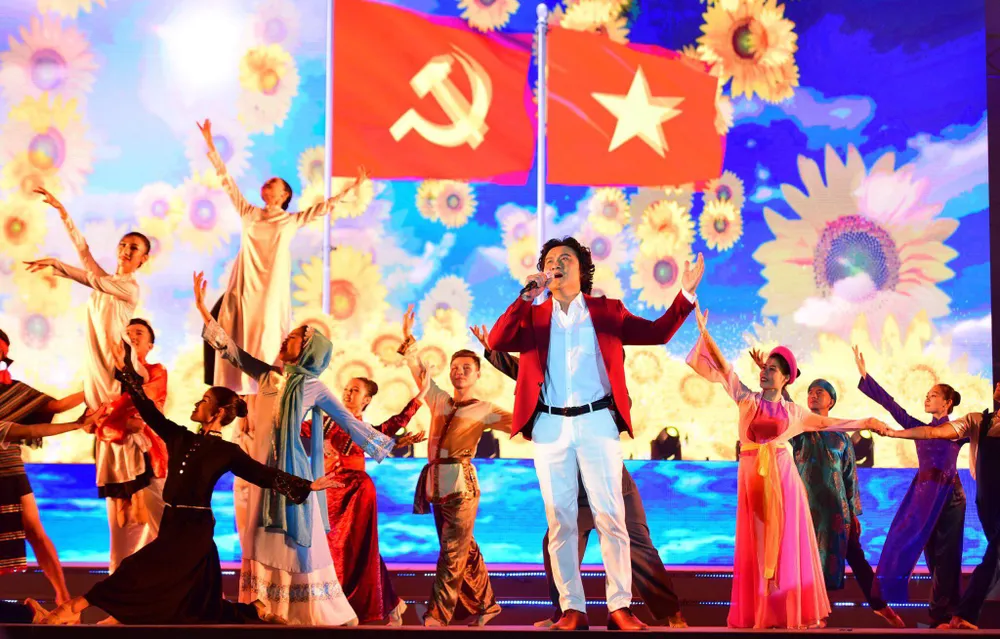 Ca sĩ Phạm Thế Vĩ trình bày ca khúc Lá cờ Đảng. Ảnh: DŨNG PHƯƠNG