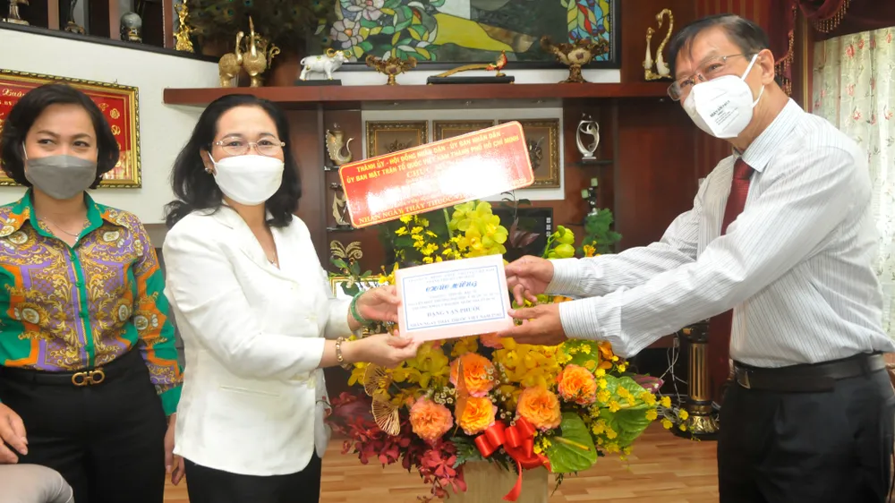 Chủ tịch HĐND TPHCM Nguyễn Thị Lệ thăm Thầy thuốc nhân dân Trần Chí Liêm và GS.TS.BS Đặng Vạn Phước ảnh 2