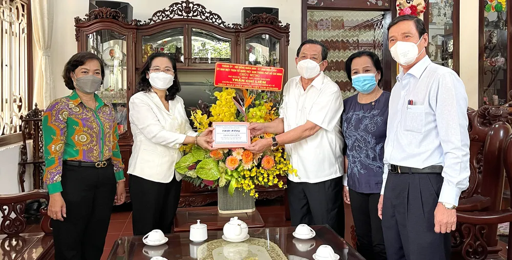 Chủ tịch HĐND TPHCM Nguyễn Thị Lệ thăm Thầy thuốc nhân dân Trần Chí Liêm và GS.TS.BS Đặng Vạn Phước ảnh 1