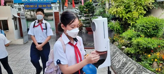 TPHCM: Học sinh F1 có test nhanh tại nhà âm tính là đủ điều kiện quay lại trường học ảnh 1