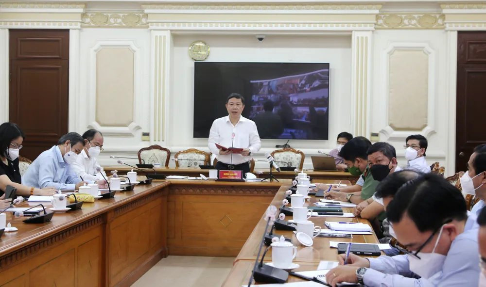 Phó Chủ tịch UBND TPHCM Dương Anh Đức: Tránh tình trạng đến nửa đêm mới biết ngày mai học trực tiếp hay trực tuyến ảnh 1