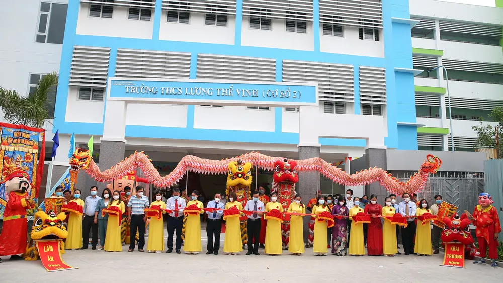 Các đại biểu cắt băng Khánh thành trường THCS Lương Thế Vinh cơ sở 2 tại quận 3. Ảnh: LONG HỒ