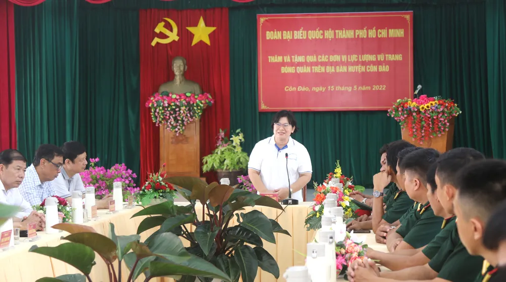 Đoàn đại biểu Quốc hội TPHCM thăm, tặng quà các đơn vị lực lượng vũ trang tại Côn Đảo ảnh 1