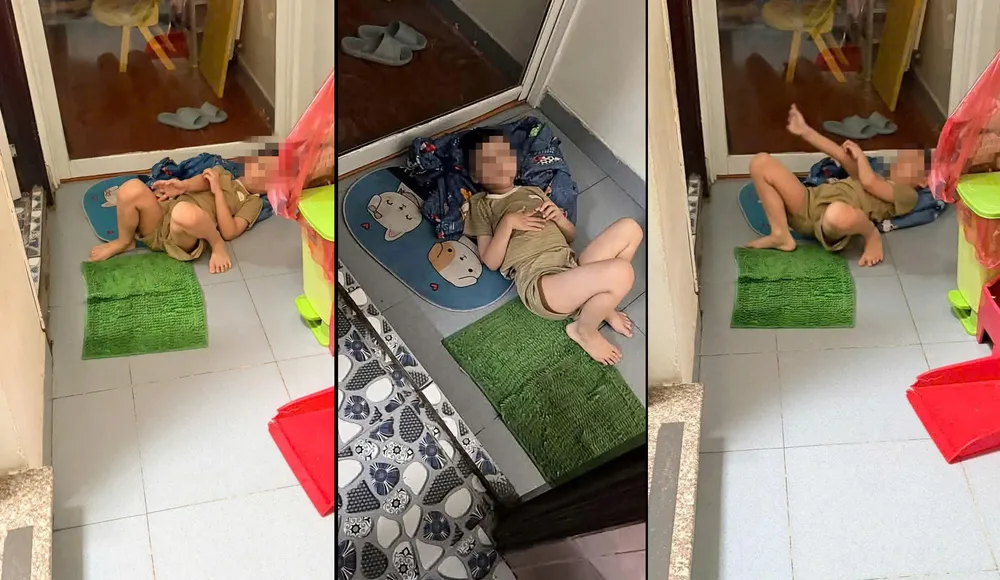 Hình ảnh bé trai nằm trên thảm lau chân trước nhà vệ sinh