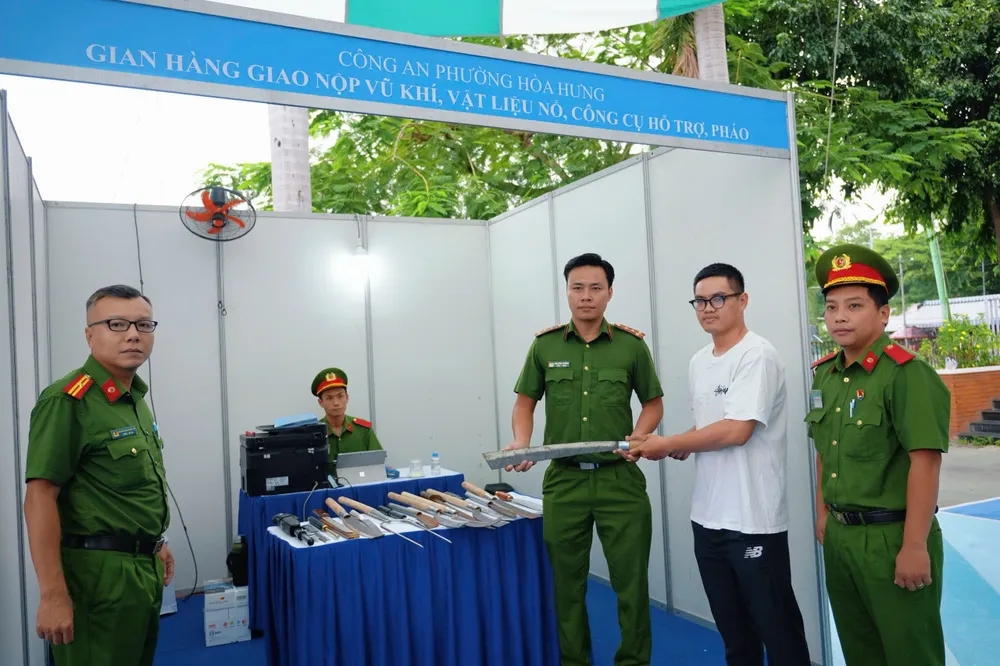 dai-ta-tran-hong-minh-tham-du-ngay-hoi-toan-dan-bao-ve-an-ninh-to-quoc-phuong-hoa-hung-1.jpg