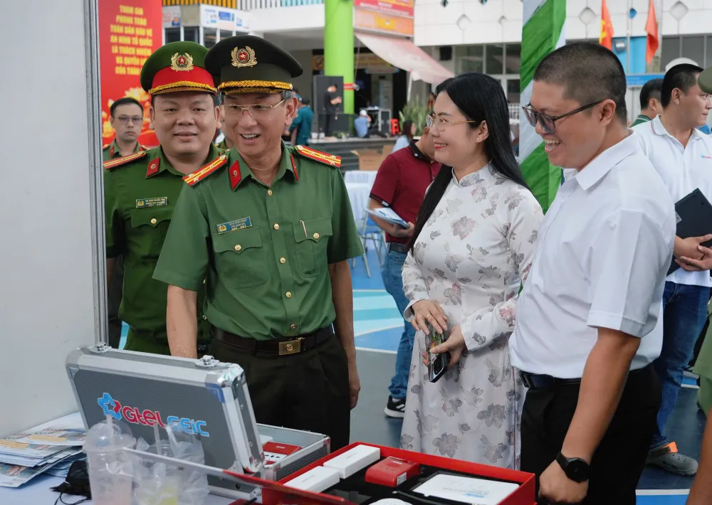 dai-ta-tran-hong-minh-tham-du-ngay-hoi-toan-dan-bao-ve-an-ninh-to-quoc-phuong-hoa-hung-4.jpg
