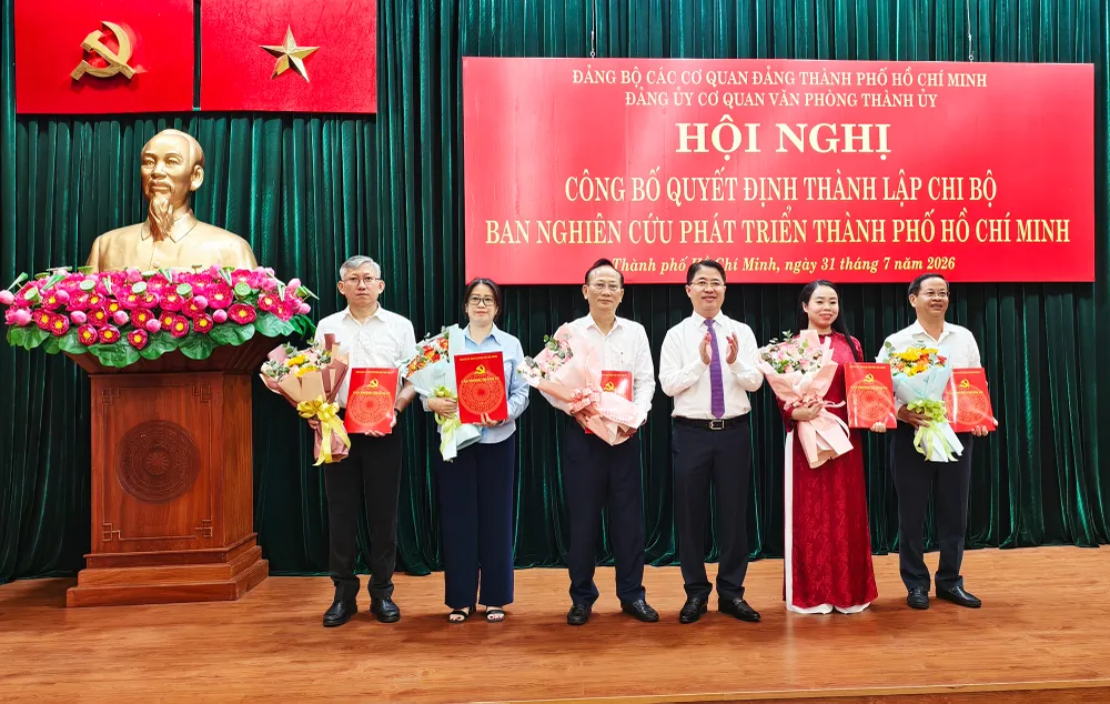 thanh-lap-chi-bo-ban-nghien-cuu-phat-trien-thanh-pho-truc-thuoc-van-phong-thanh-uy.jpg