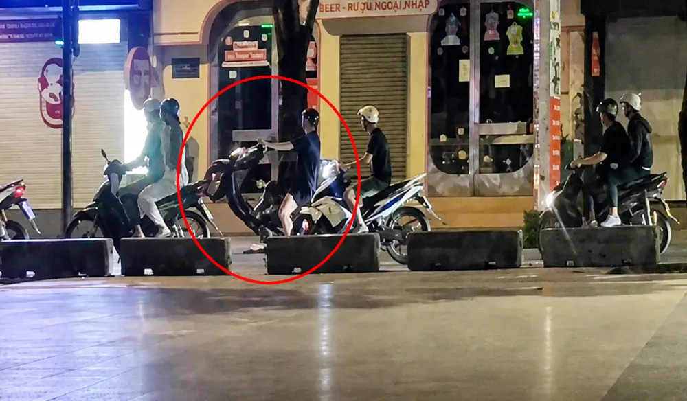 xac-minh-nhom-thanh-nien-boc-dau-xe-pho-di-bo-nguyen-hue-sggp-1.jpg