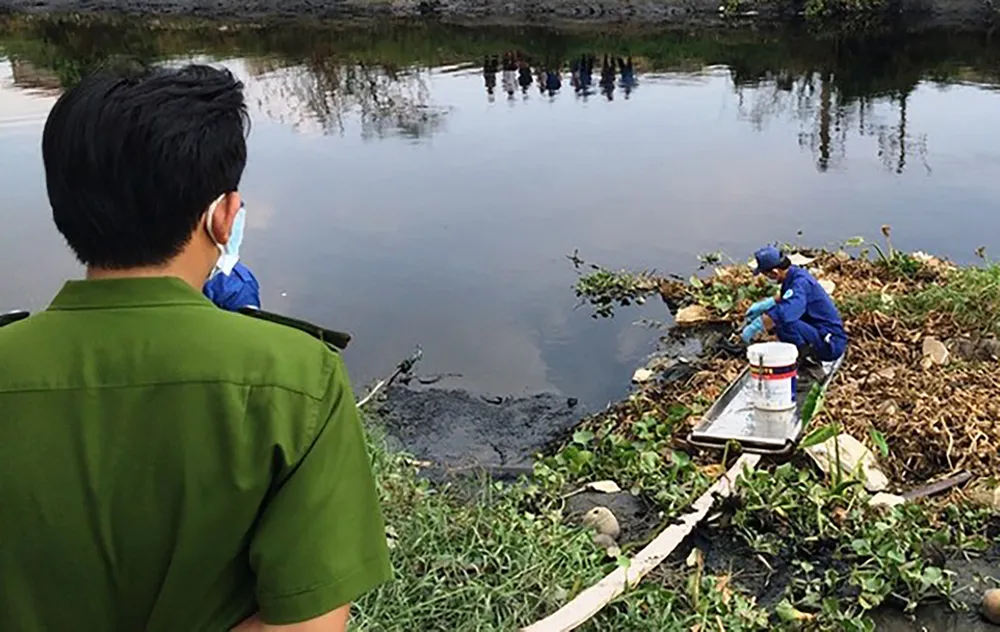 Ra bờ sông phóng sinh, người dân phát hiện một bộ xương người