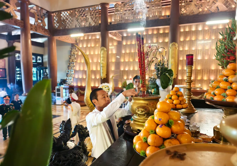 lanh-dao-hdnd-tphcm-vieng-nghia-trang (4).jpg