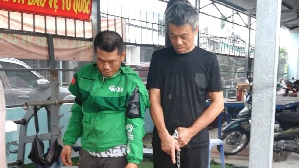 dung-sung-dien-tu-che-trom-5-con-cho-luc-rang-sang-09.jpg