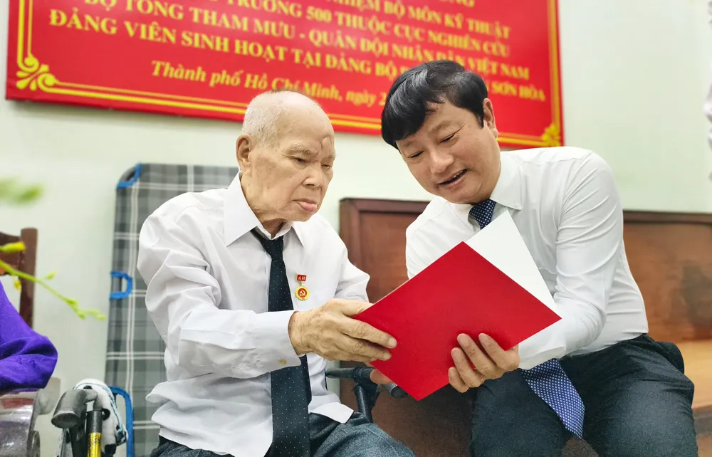 trao-huy-hieu-80-nam-tuoi-dang (13).jpg